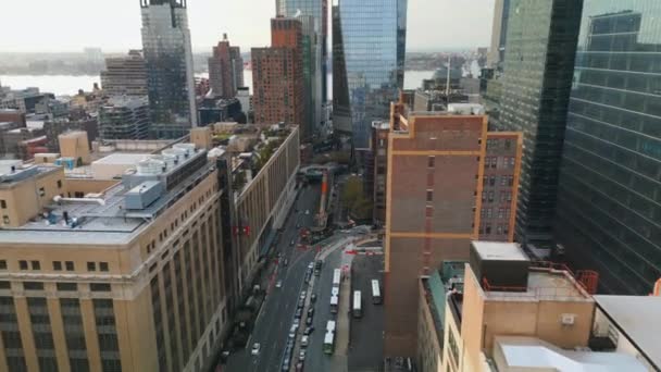 Stadsontwikkeling Moderne Metropool Straten Gebouwen Wolkenkrabbers Met Glanzende Glazen Gevel — Stockvideo