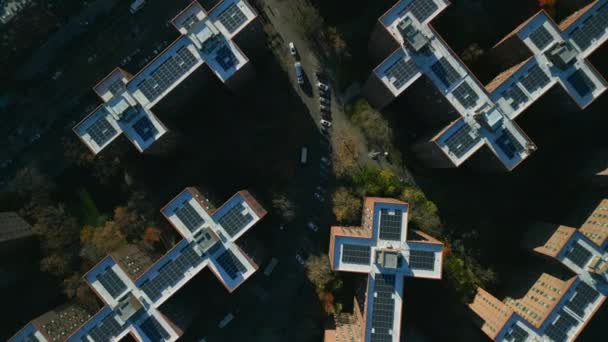 住宅不動産の住宅建築物のトップダウンのパンニング映像 屋根の太陽光発電所は 消費の代わりにエネルギーを生成します 米国ニューヨーク市 — ストック動画