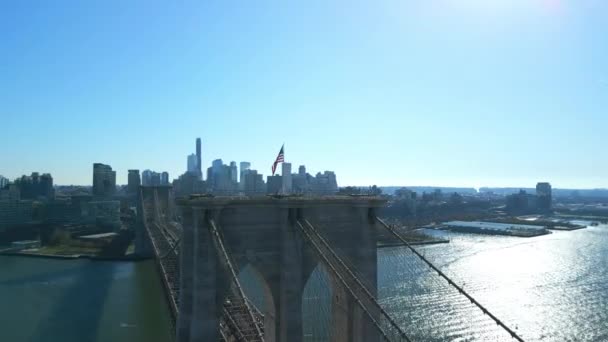 Luftaufnahme Und Schwenkaufnahmen Von Flaggen Die Auf Der Brooklyn Bridge — Stockvideo
