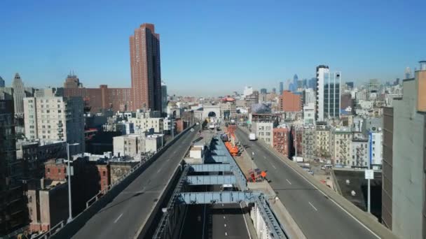 Передній Політ Над Багаторівневою Транспортною Інфраструктурою Кінці Манхеттенського Мосту Автомобілі — стокове відео