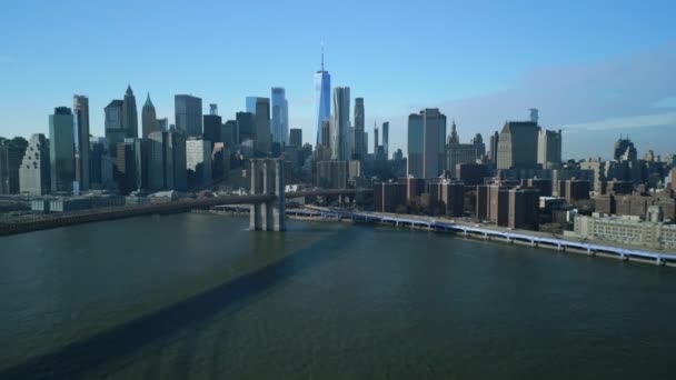 象徴的な高層ビル ブルックリン橋 晴れた日にイースト川とロウアー マンハッタンの素晴らしい空中パノラマビュー 米国ニューヨーク市 — ストック動画
