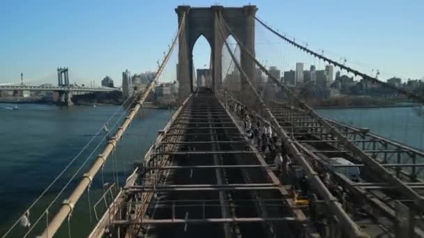 Framåt Flyger Över Brooklyn Bridge Över East River Historisk Hängbro — Stockvideo