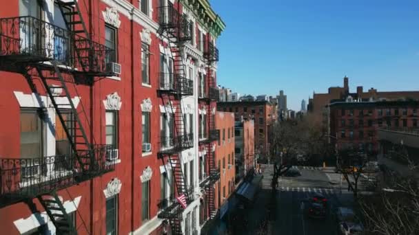 多階建ての家の色のファサードと屋外火災階段の周りにタイトなフライを登る 米国ニューヨーク市 — ストック動画
