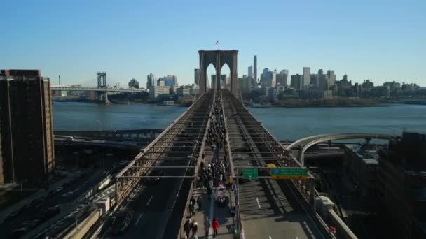 Adelante Vuelan Por Encima Del Puente Brooklyn Gente Caminando Por — Vídeo de stock
