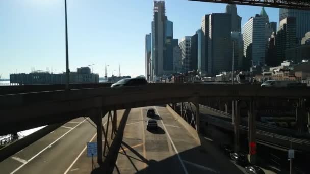 転送川沿いの複数のレベルの道路の交差点を飛ぶ 近代的な高層オフィスタワー 米国ニューヨーク市 — ストック動画