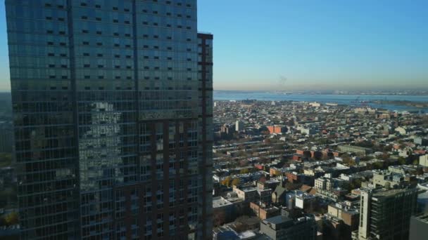 Widok Lotu Ptaka Wysoki Budynek Mieszkalny Błyszczącą Szklaną Fasadą Ujawnienie — Wideo stockowe