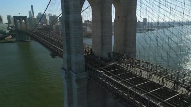 Luchtfoto Van Stenen Pilaar Ondersteuning Van Bouw Van Brooklyn Bridge — Stockvideo