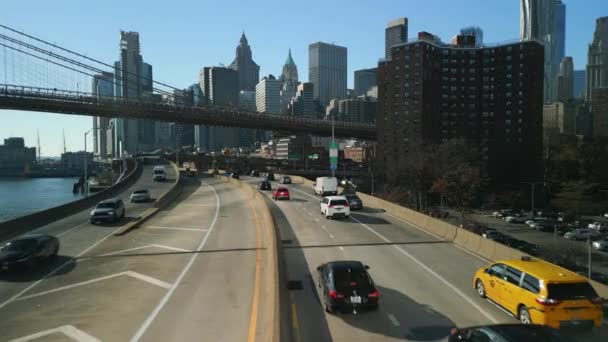 都市のマルチレーン高速道路を走行する車の上を飛ぶ 鋼橋や高層ビルの大規模な建設 米国ニューヨーク市 — ストック動画
