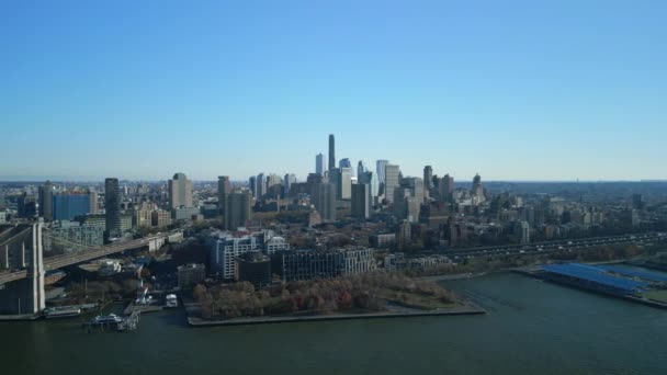 大都市的空中全景 布鲁克林大桥和市中心的摩天大楼与蓝天相映成趣 New York City Usa — 图库视频影像