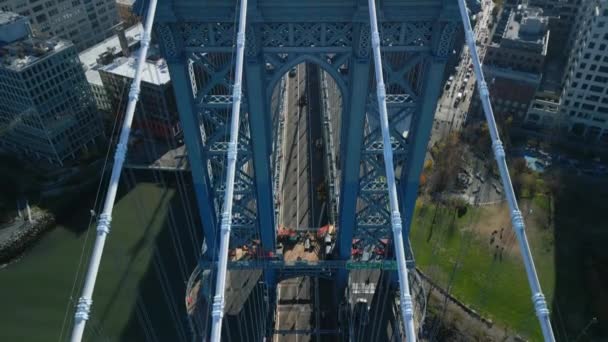 Vista Ángulo Alto Del Gran Puente Colgante Sobre Río Centrado — Vídeos de Stock