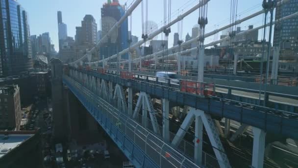 Vue Aérienne Ascendante Pont Manhattan Des Véhicules Circulant Sur Route — Video