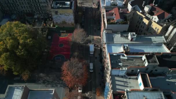 都市のボロ内の通りや建物の高角度ビュー 市内の道路の交差点を明らかに傾斜 米国ニューヨーク市 — ストック動画