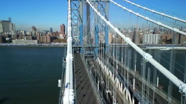 晴れた日には マンハッタン橋の空中スライドとパンショット 支持ケーブルを飛び越える 背景に近代的な高層オフィスビルを明らかにする 米国ニューヨーク市 — ストック動画