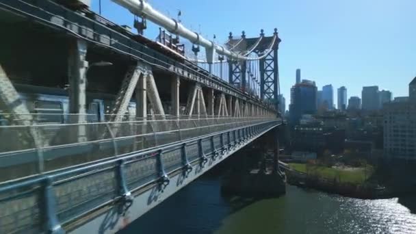 Vol Serré Avant Long Métro Passant Sur Manhattan Bridge Sur — Video