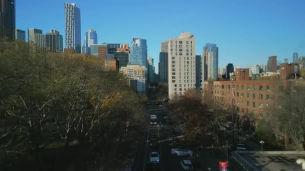 大都市阳光明媚的秋色公园 街道和高楼大厦 New York City Usa — 图库视频影像