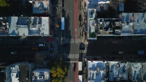 Vedere Unghiulară Înaltă Străzilor Intersecțiilor Înconjurate Clădiri Din Cartierul Urban — Videoclip de stoc