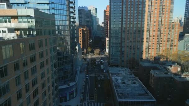Modern Yüksek Apartmanların Oluşturduğu Caddenin Havadan Yükselen Görüntüsü Metropolis Şehir — Stok video