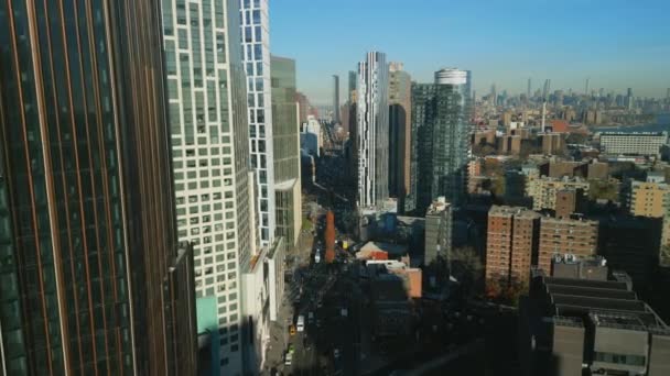 Leri Doğru Şehir Merkezindeki Modern Yüksek Binalar Boyunca Uçuyor Metropolis — Stok video