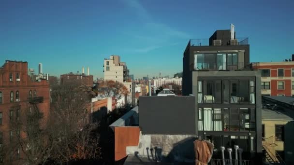 현대적 주변을 다닙니다 도시의 전형적 발전에 둘러쌓여 — 비디오