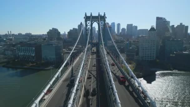 Los Delanteros Vuelan Por Encima Del Puente Grande Ancho Manhattan — Vídeos de Stock
