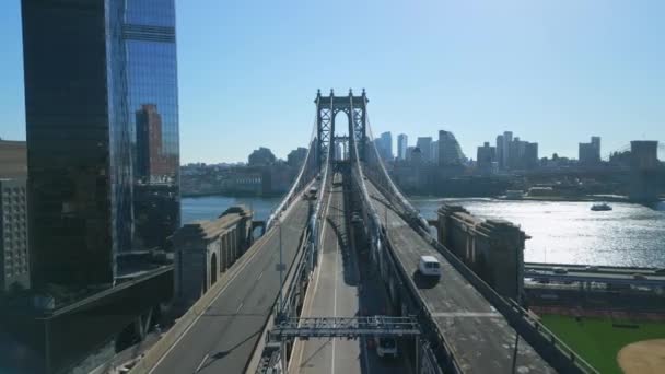 Οχήματα Που Οδηγούν Πάνω Από East River Στη Διάσημη Γέφυρα — Αρχείο Βίντεο