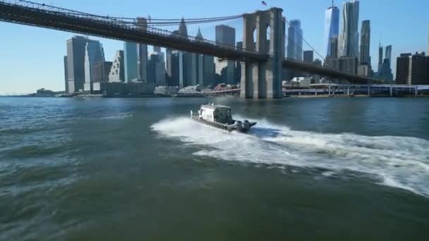 Forwards Tracking Boat Passing Brooklyn Bridge Iconic Skyscrapers Lower Manhattan — Stock Video
