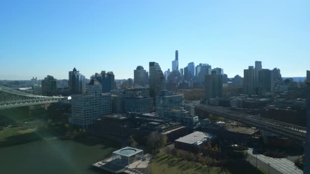Luftaufnahmen Von Modernen Hochhäusern Brooklyn Waterfront Zwischen Brooklyn Und Manhattan — Stockvideo