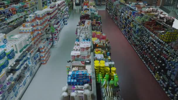 在空商店的货架上摆放着各种产品的高角视图 大型超级市场开放时间以外的内部 — 图库视频影像