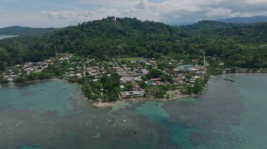 Puerto Viejo, Kosta Rika 'yı keşfetmek nefes kesici manzaraları ve tropikal cenneti gözler önüne seriyor. Sahilde uçarken nefes kesen kıyı şeridi ve turkuaz sular keşfediyorum.