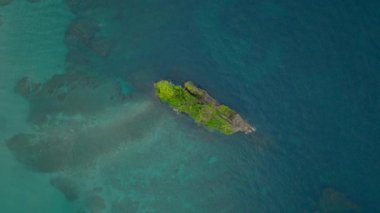Yeşil tropikal kireçtaşı adacığının yukarıdan görünüşü. Karayip Denizi 'ndeki kayalık adanın zirvesi.