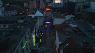 Akşamları eğlence bölgesinde Reeperbahn 'ın yan sokaklarının üzerinde uçarlar. Hamburg, Almanya.