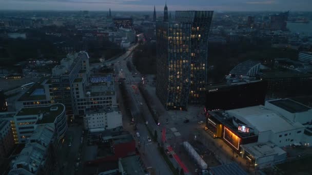 Aerial Ascending Footage Modern Design Tanzende Turme High Rise Building — Stockvideo