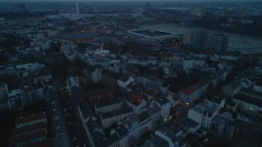 Gün batımından sonra şehrin havadan panoramik görüntüsü. Yüksek TV kulesi ve St. Pauli futbol kulübü stadyumu olan şehir manzarası. Hamburg, Almanya.