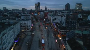 Alacakaranlıkta caddede giden araçların hava görüntüsü. Forwardlar Reeperbahn caddesinin üzerinde birçok sopayla uçar. Hamburg, Almanya.