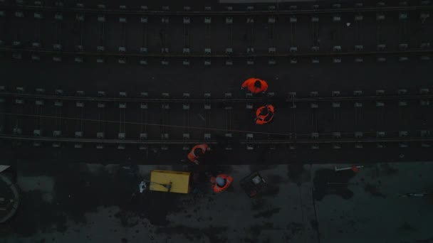 Şehir Caddesinde Alacakaranlıkta Tramvay Raylarındaki Bir Grup Işçinin Yukarıdan Yükselen — Stok video
