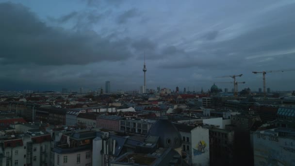 Aerial Panoramic View Cityscape Dusk Famous Tall Fernsehturm Cranes Towering — 비디오