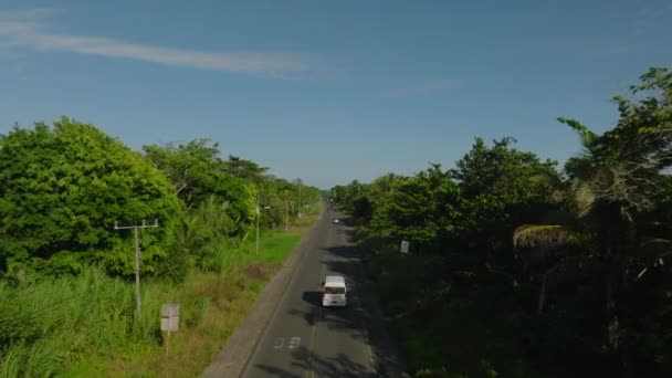 Пряме Відстеження Транспортних Засобів Їдуть Прибережній Дорозі Тропічному Напрямку Дорога — стокове відео