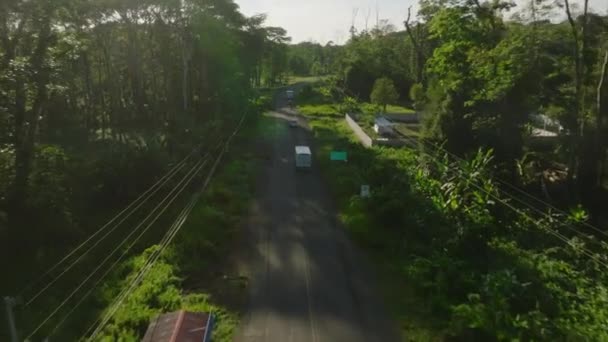 Przodu Śledzenie Różnych Pojazdów Jadących Wiejskiej Drodze Wiodącej Przez Las — Wideo stockowe