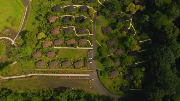 Turizm Merkezindeki Yazlık Evlerin Tepeye Tırmanan Görüntüleri Yemyeşil Bitki Örtüsüyle — Stok video