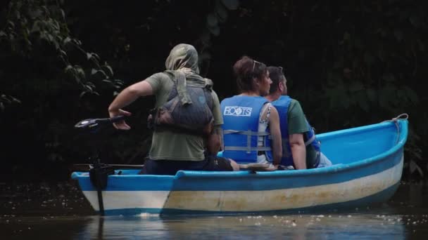 Dvojice Cestujících Průvodcem Pomalu Pohybující Motorovém Člunu Džunglí Pozorování Zvířat — Stock video