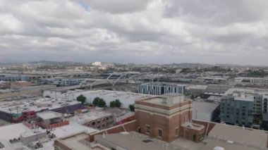 Şehir merkezindeki modern tasarım trafik yapısının hava panoramik görüntüleri. Nehir boyunca uzanan 6. Cadde Viyadük, demiryolu ve otoyol. Los Angeles, Kaliforniya, ABD.