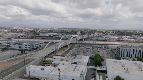 Zjeżdżalnia Lotnicza Zdjęcia Patelni Nowoczesnej Konstrukcji 6Th Bridge Wielu Łuków — Wideo stockowe