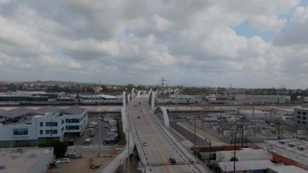 Plan Aérien Véhicules Passant Sur Long Pont Routier Dessus Voies — Video