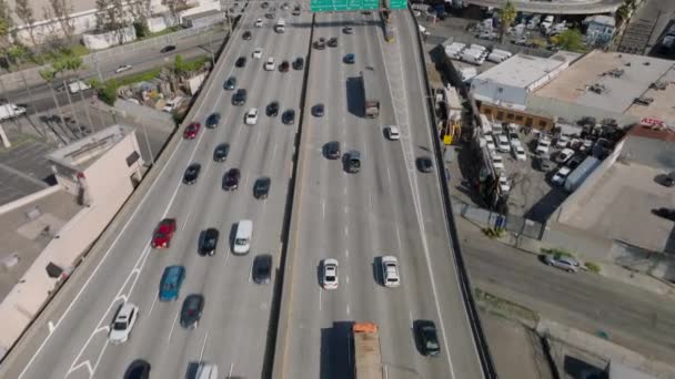 マルチレーン高速道路を走行車両の高角度ビュー 傾きは都市を通って導く高架高速道路を明らかにする 米国カリフォルニア州ロサンゼルス — ストック動画