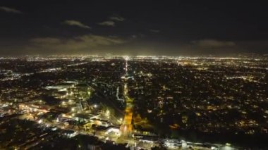 Yollar işlek caddelerin ve kentsel mahallelerin üzerinde uçuyor. Gece şehrinin hiperlapse görüntüleri. Los Angeles, Kaliforniya, ABD.