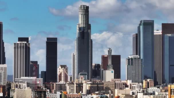 金融街の近代的な高層オフィスタワーのスライドやパンの映像 ダウンタウンの高層ビルのズームビュー 米国カリフォルニア州ロサンゼルス — ストック動画