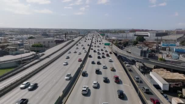 Przód Przelatuje Nad Infrastrukturą Transportową Dużym Mieście Pojazdy Jadące Ruchliwej — Wideo stockowe