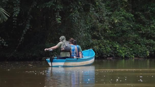 Turyści Podróżujący Dżungli Ludzie Pływający Małą Motorówką Tropikalnej Rzece Oglądanie — Wideo stockowe