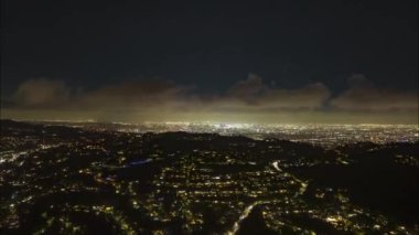 Metropolis 'in inanılmaz gece panoramik hiperhız görüntüleri. Aydınlatılmış sokaklar ve büyük şehirlerdeki binalar. Los Angeles, Kaliforniya, ABD.