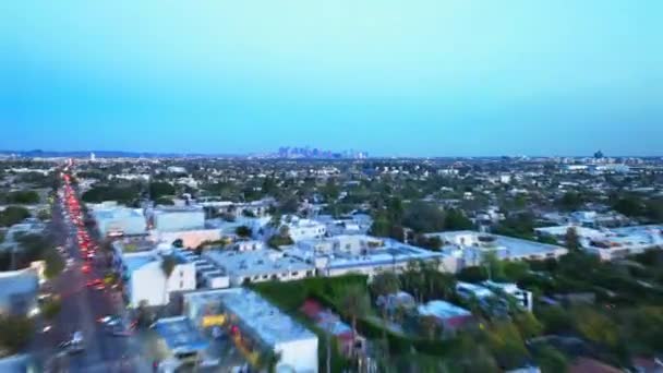 도시의 자치구에 있으며 뒤에는 도심의 루들이 있습니다 땅거미에 속으로 로스앤젤레스 — 비디오